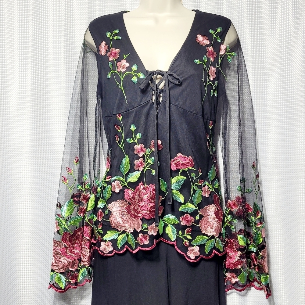 VENUS Rose Embroidered Tie Front Sheer Bell Sleeve Scallop Edge Blouse (XS)